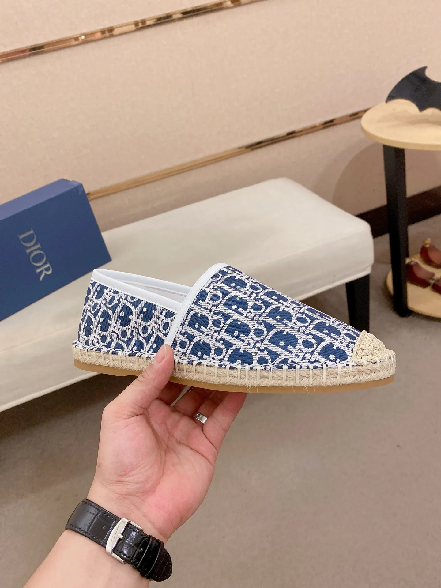 Factory price: 400💰High quality [Dior·Dior] 💫Men's latest slip-on Loaf casual shoes ✔️The original version is available at the counter simultaneously. 1:1 replica🏍️Fabrics: Italian imported fabrics, pure hand-drawn threads, raw rubber breathable and non-slip outsole, lining breathable and comfortable lambskin, 100% comfortable density, original rubber outsole wear-resistant ✔️Code number: 38-44, you deserve it, (Note: 37, 45, 46 can be customized, non-refundable and non-exchangeable)